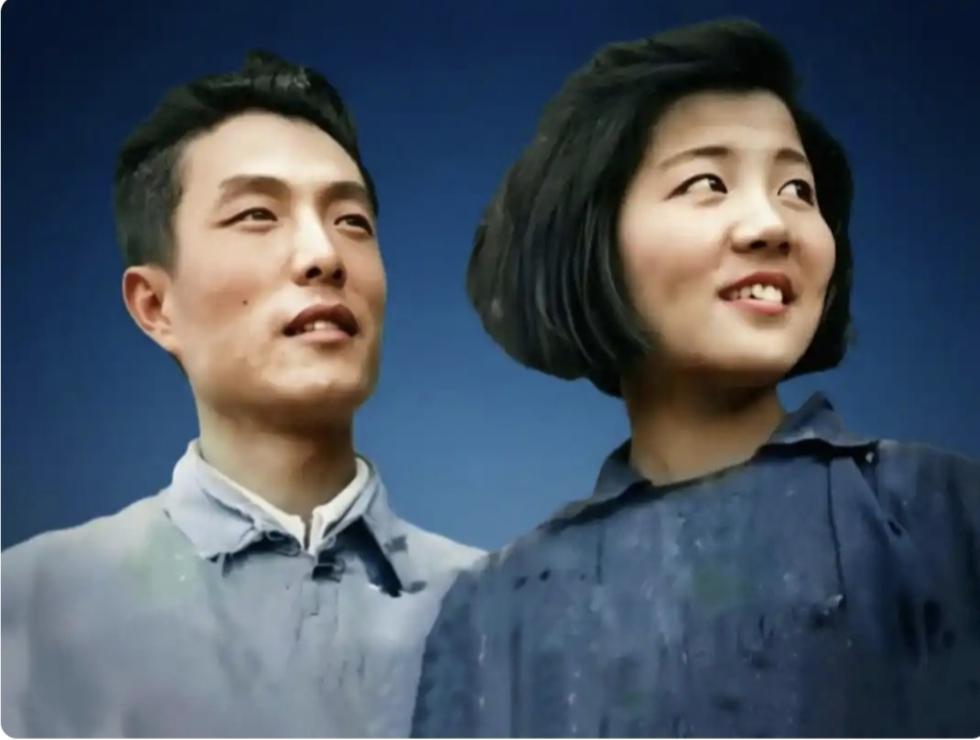 老照片，记录历史瞬间新中国评选出的“二十二大电影明星之一”的张平与妻子杜粹远合影