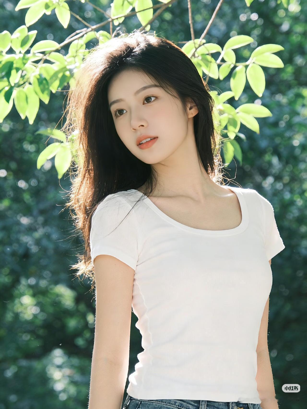 阳光下的清新少女，自然美如画