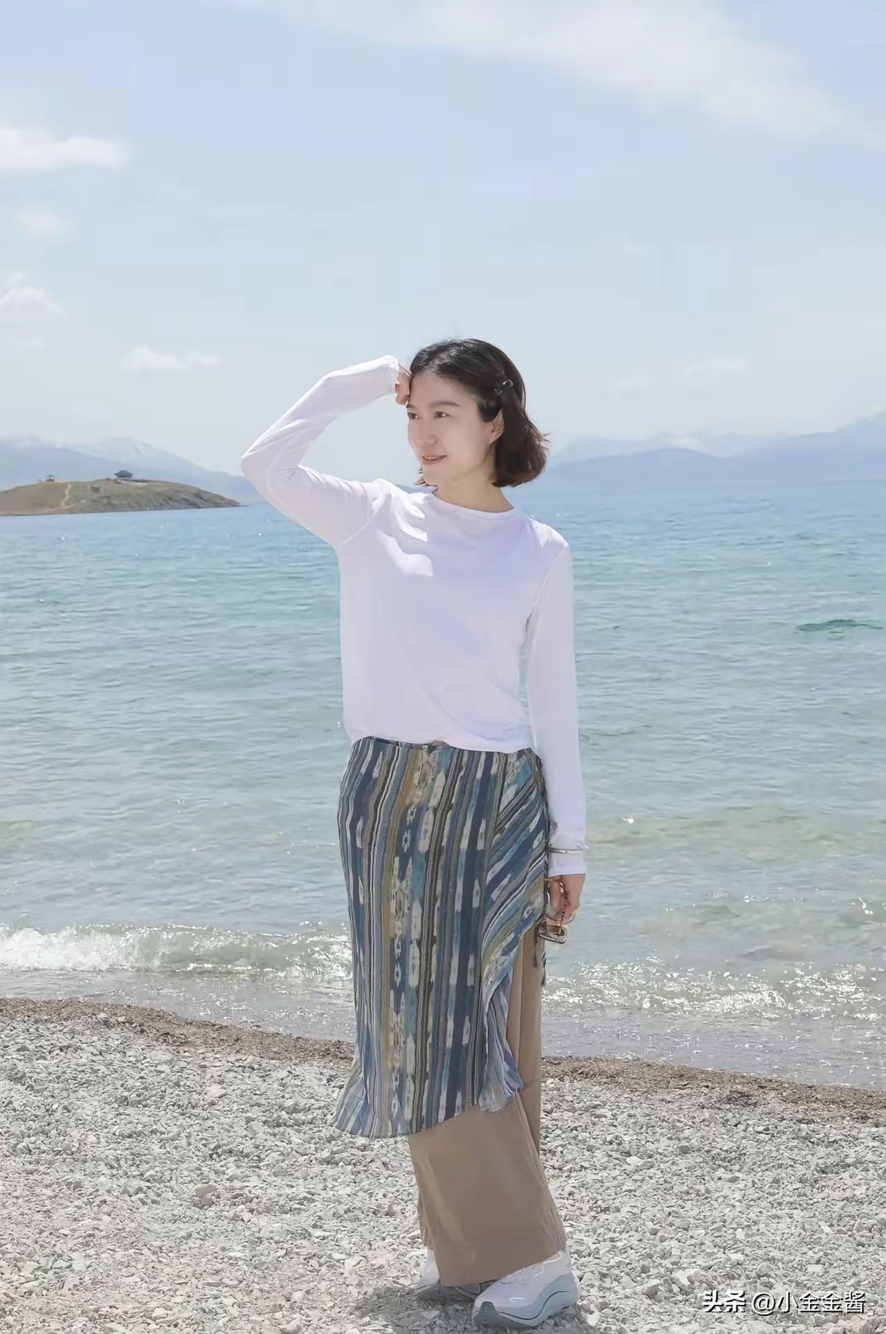 不生孩子，果然显年轻
50岁的翁帆
现身新疆旅游，带着母亲和侄女，笑容甜美，完全