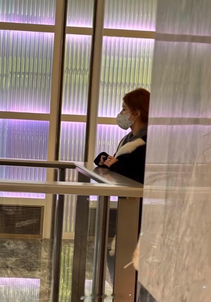 网友昨晚成都skp偶遇赵露思 