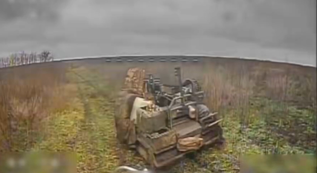 Kriegsforscher表示：我首次见到俄罗斯的无人车是在2025年6月。那