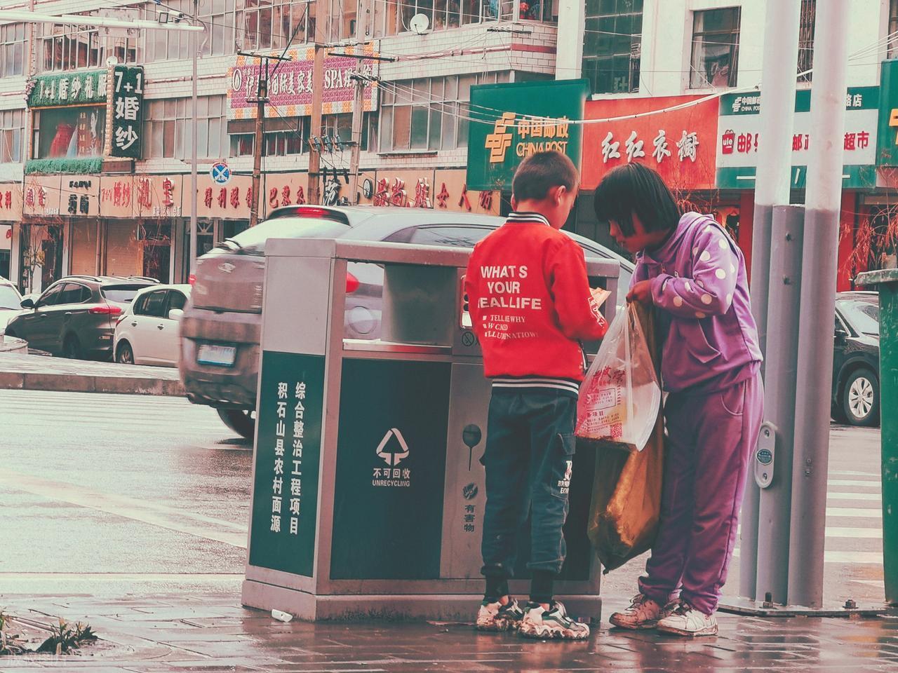 有些孩子天生性格敏感细腻，能敏锐捕捉到他人情绪变化，看到父母疲惫时会主动递上一杯