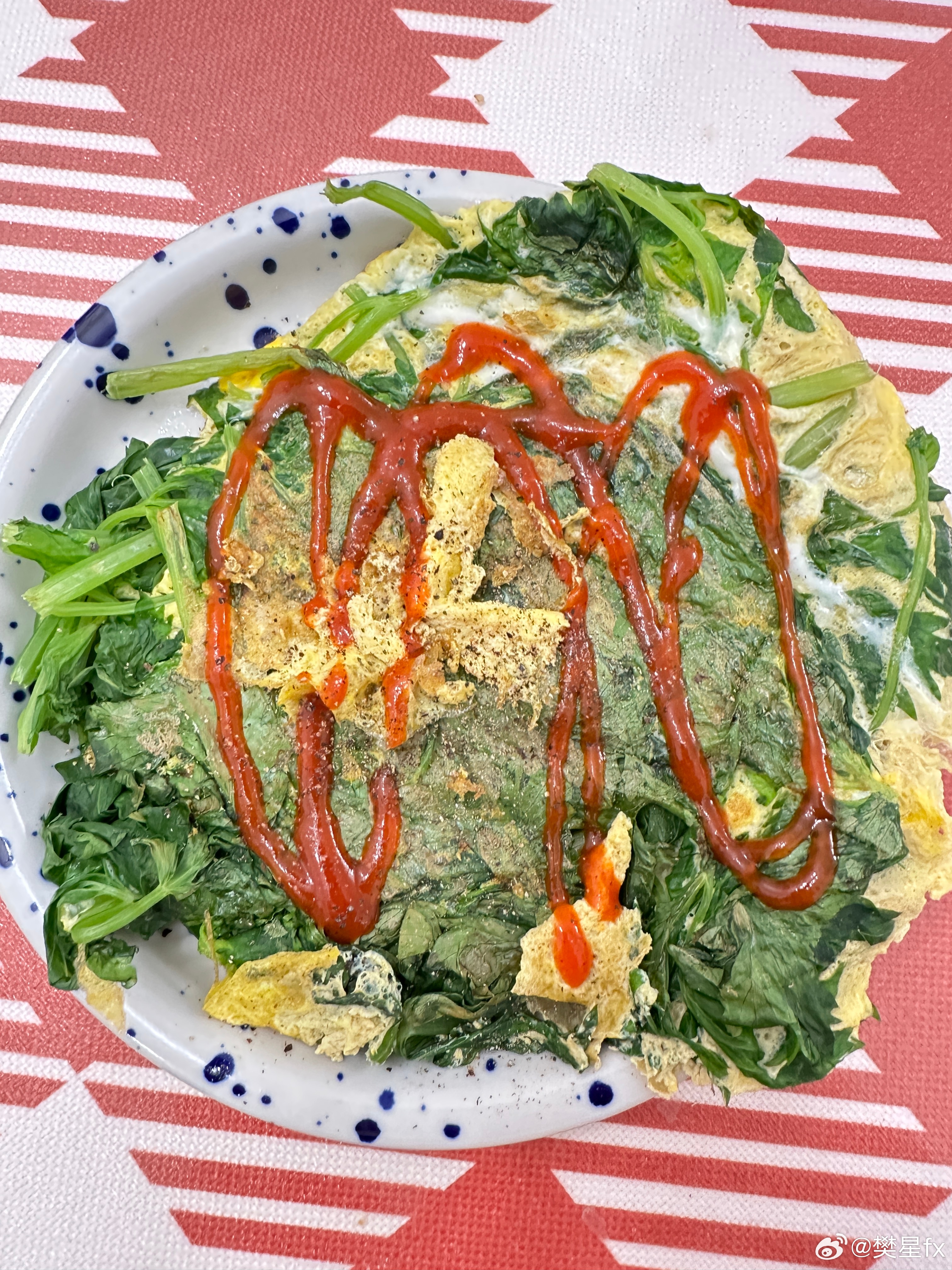 我最爱的芹菜叶鸡蛋饼，就是芹菜叶不要丢掉，洗洗摊鸡蛋饼，配上泰式辣酱健康美味无负