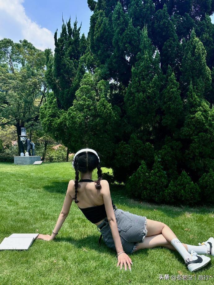 分享几组松弛感拍照姿势，不用刻意摆拍。侧身回眸、抬手挡阳光、低头漫步，自然舒展肢
