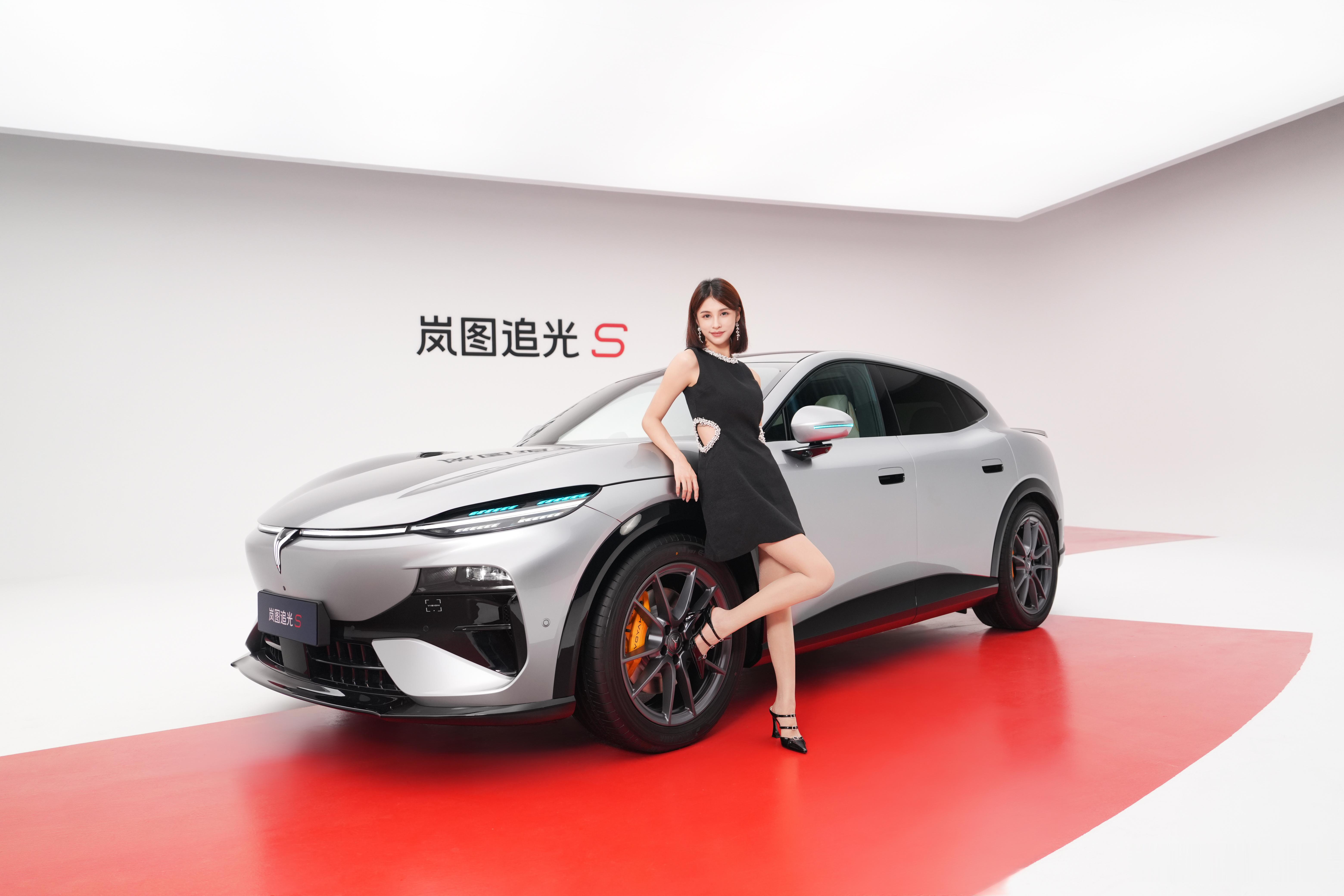 选哪张做封面？岚图追光s年轻人的第一台四激光FUV岚图追光S天生拉风  
