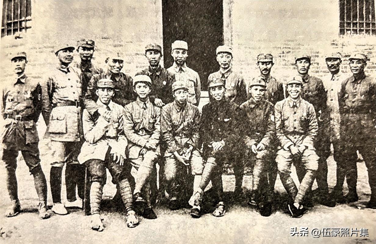 1939年晋察冀军区在河北唐县何家庄召开高干会的合影。前排左起：王震、舒同、罗元