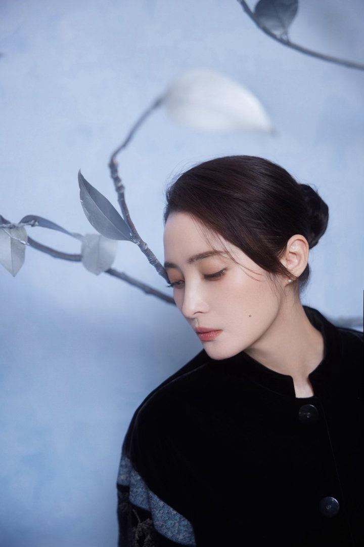 蒋勤勤贵女气质 什么叫贵女气质？就是蒋勤勤穿件素净旗袍坐那就够了，不需要珠宝堆砌