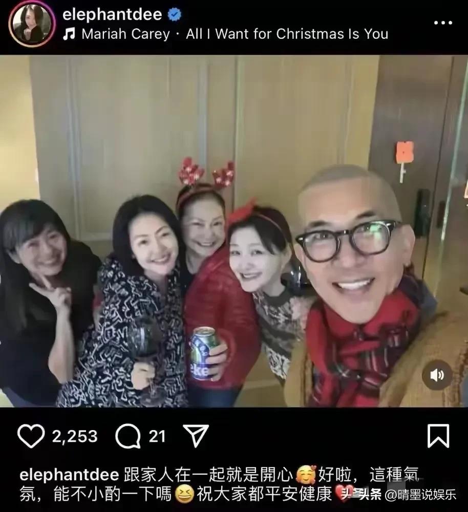小S平安夜晒全家福，
大S罕见露面，
光头也开心陪伴在侧，
大S下巴尖尖的看起来