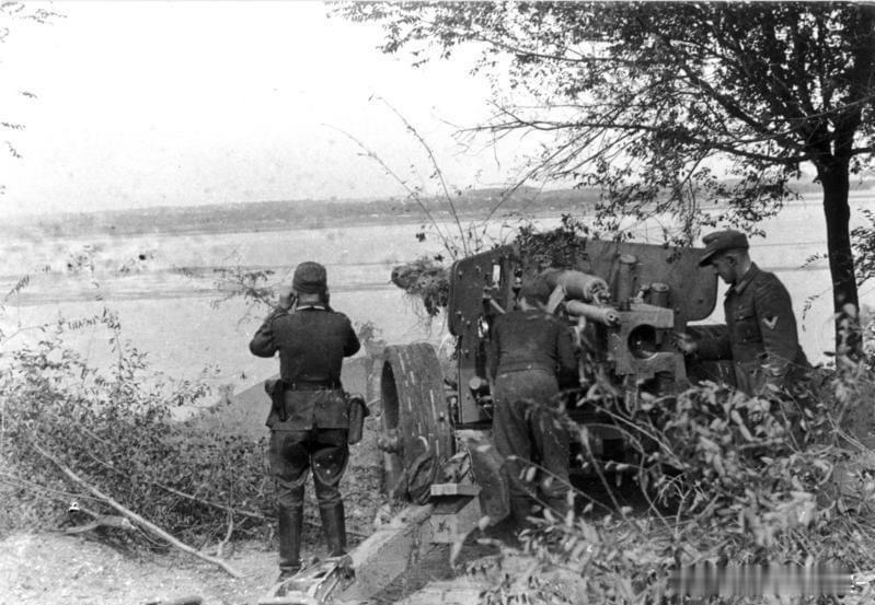 隐蔽埋伏中的88mm Pak43/41重型反坦克炮（图1）虽然威力超强，但是体重