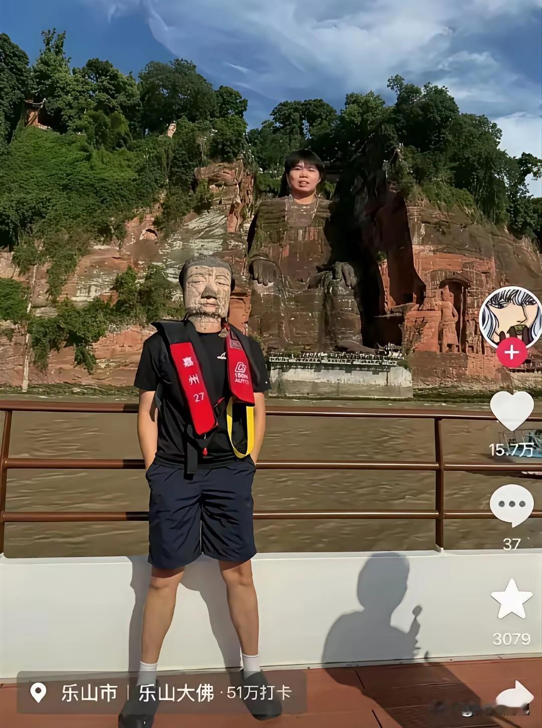 跟乐山大佛换头？这哥们儿是真虎啊。

不骗你，就一男的站游船上。跟大佛合了个影。