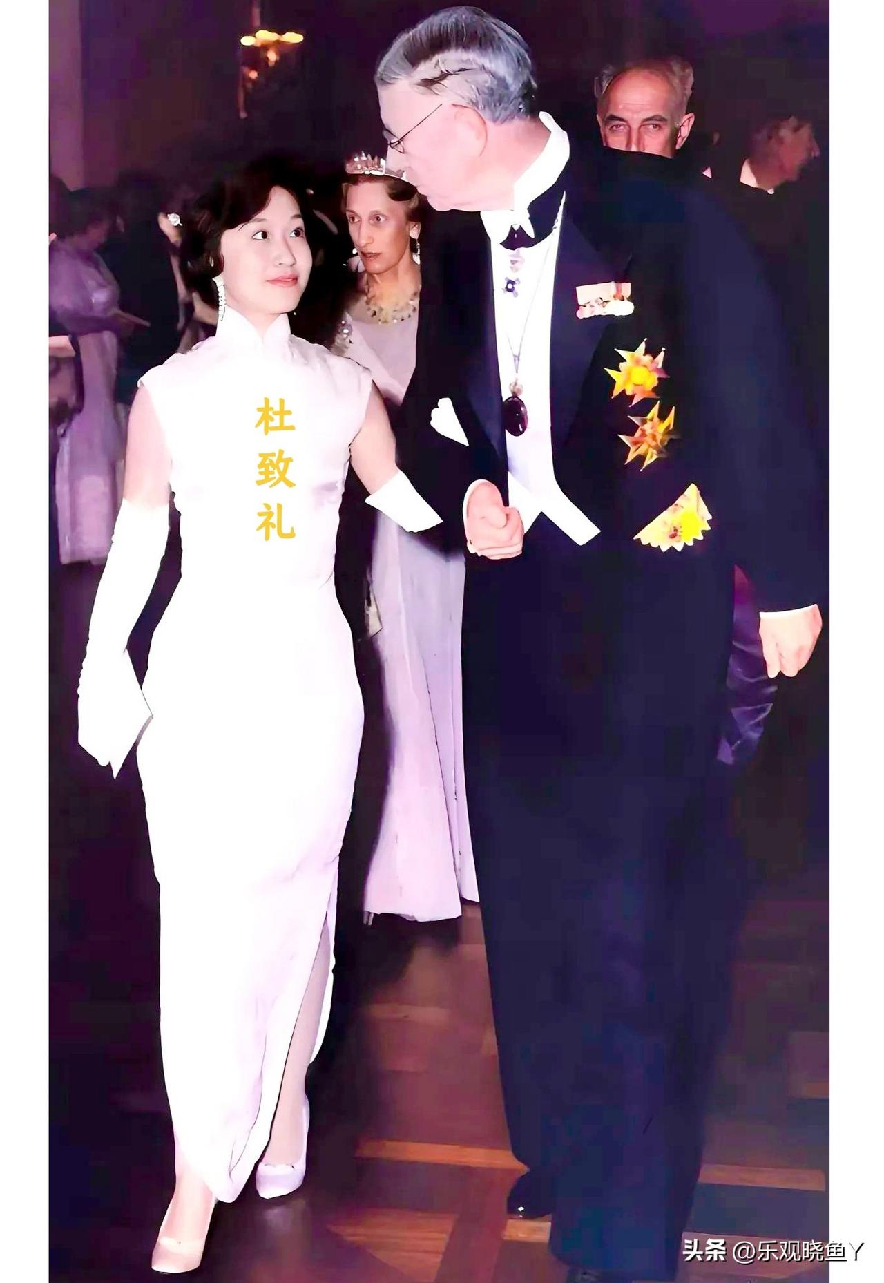 这才是杜致礼年轻时的真实模样，而非演员所扮演的角色！这张珍贵的老照片拍摄于一九五