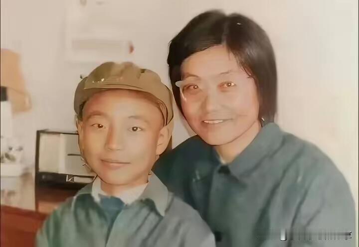 这一位小男孩小的时候依偎在大人的身边，幸福感满满，估计他自己也没有想到，长大了之