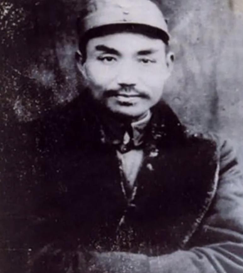 他在建国之后长期休养，没有军衔和工作，1955年评定军衔的时候，工作人员犯了难，