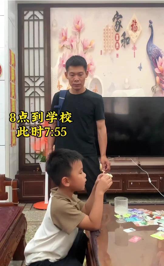 8点到学校，此时7：55。