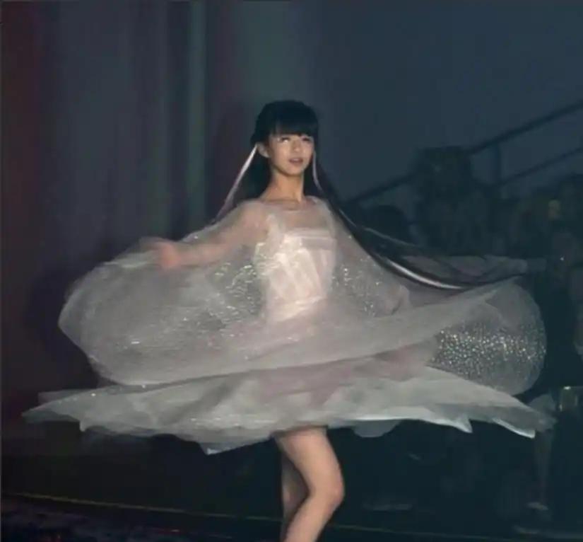 2014年春晚，冯小刚让小彩旗转了4小时，一共8000圈，期间不吃不喝、不上厕所