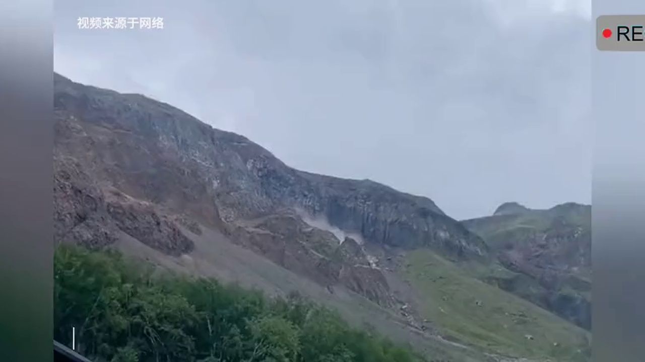 山体滑坡瞬间，大自然不可预测的力量