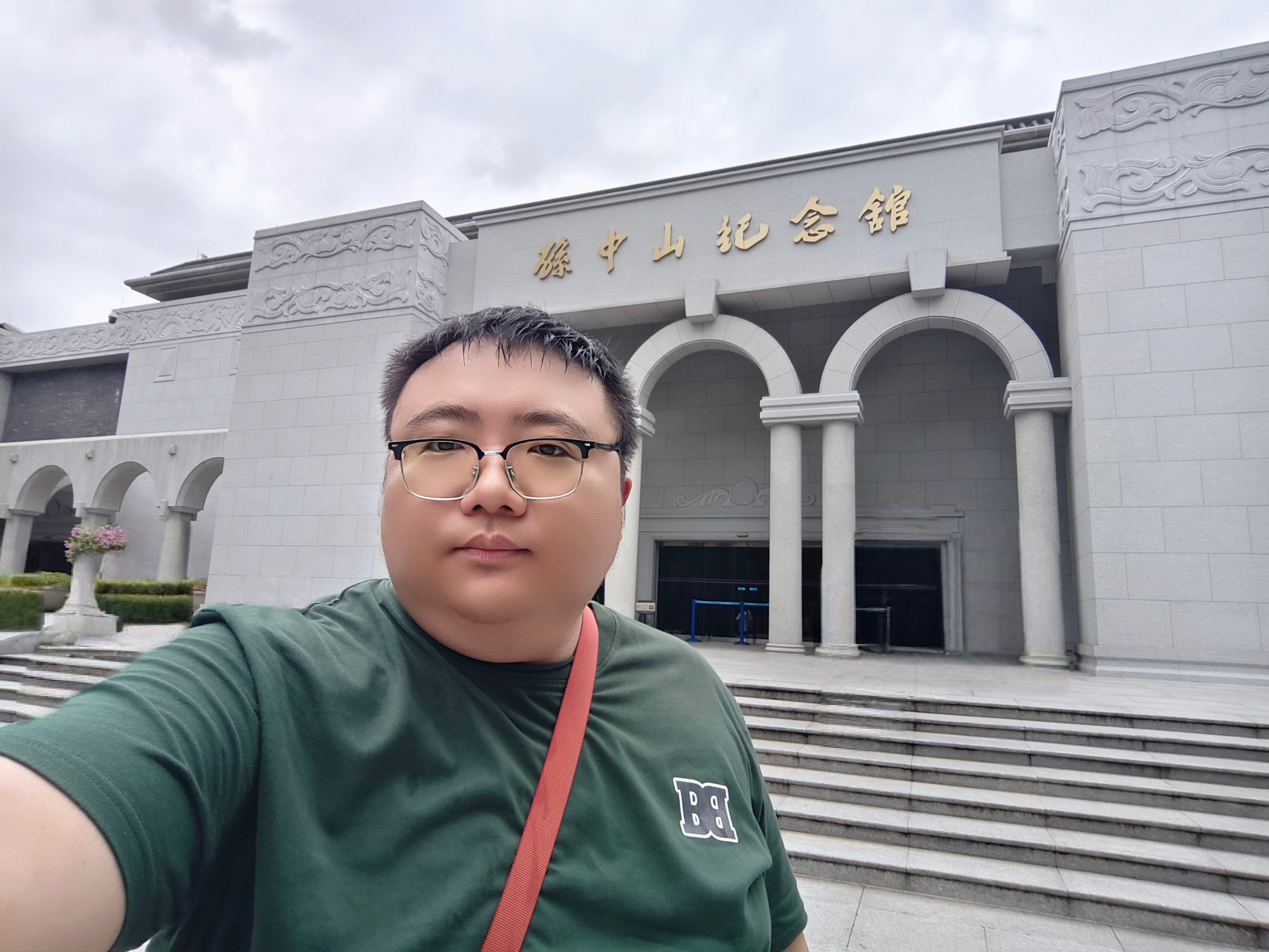 我姓孙，今天过生日，入住的是中山市酒店，国父孙中山故居就在这里，必须拜谒一下。印