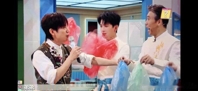 李乃文年龄居然比何炅小6个月李乃文比何炅小 6 个月这事儿太惊人了，何炅叫 “弟