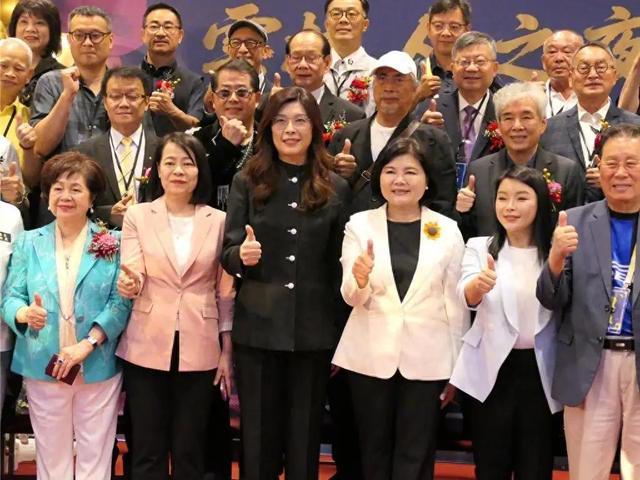 郑丽文回云林穿中山装
军购赢家三重身份曝光
5月9日郑丽文以云林女儿身份返乡，黑
