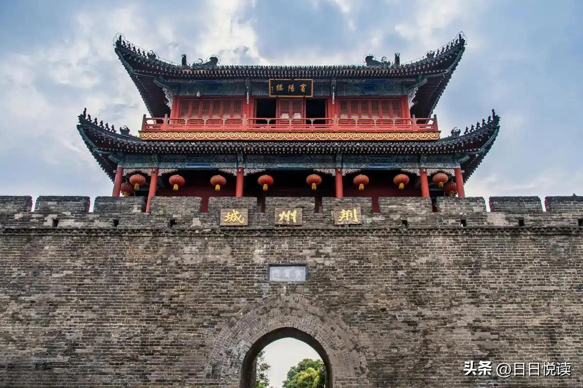 后台收到一位江苏网友的来信。他说自己独自来荆州古城走了三天，临别前连夜敲下一篇随