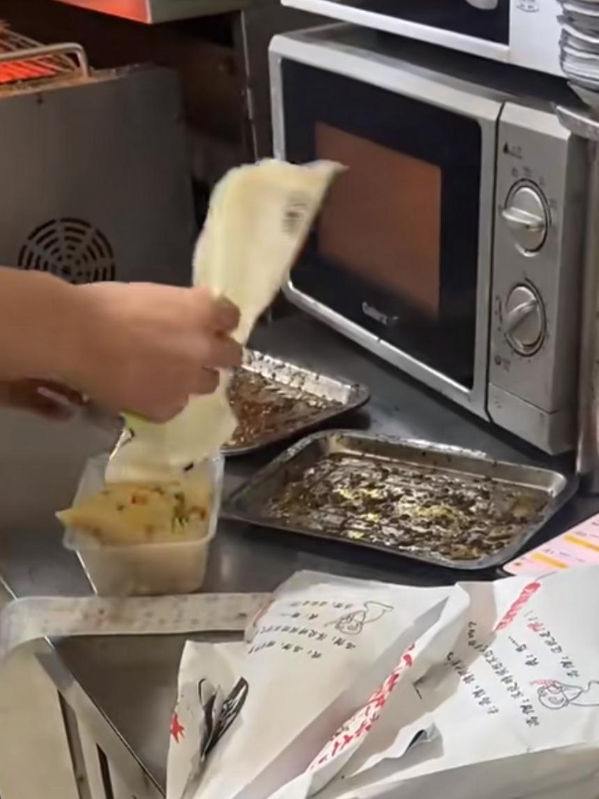 人要是没良心，
你真是拿它一点办法都没有！
餐馆的炒菜声竟然是在放录音！

有网