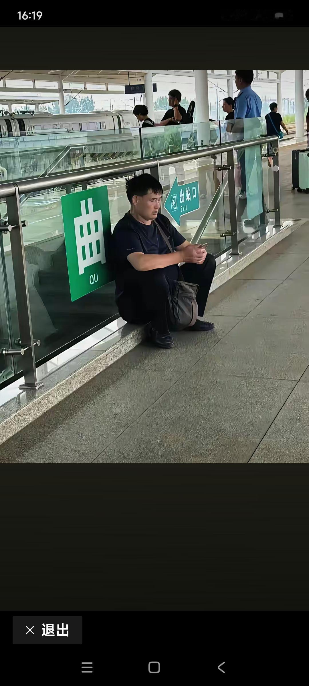 大衣哥朱之文确实一点明星架子也没有。

到哪演出，就自己一个人，坐着高铁，或者坐