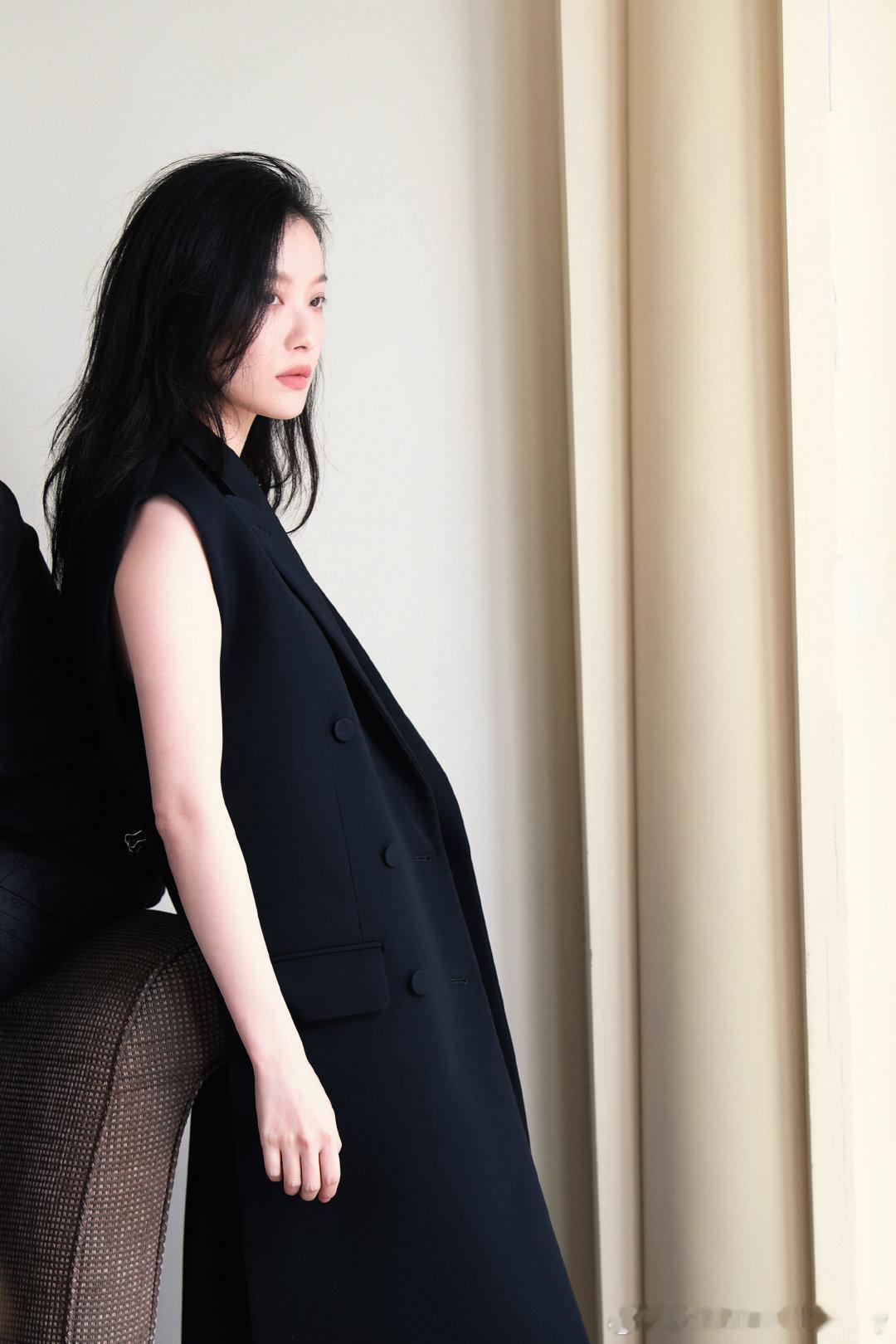 倪妮最新美图释出，和张震一起帅气利落。 ​​​