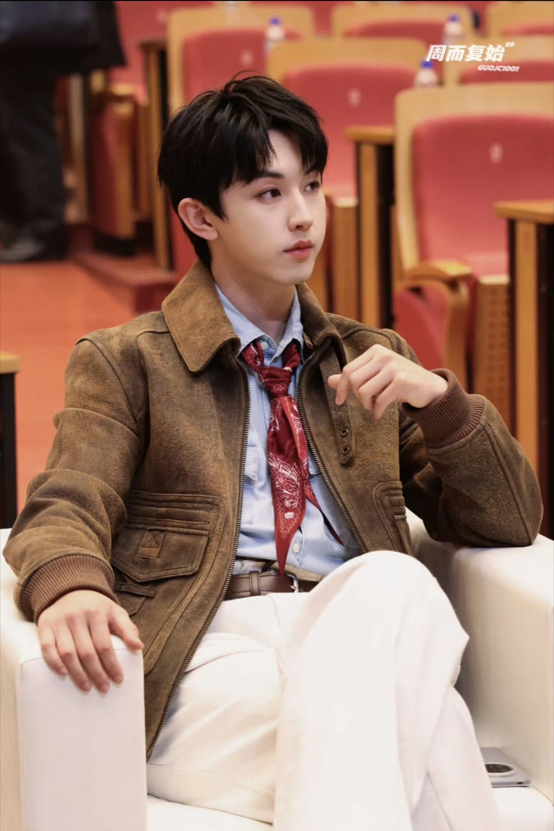 一袭经典白衬衣，将郭俊辰标致周正的气质完美衬托。无可挑剔的“体制内男友”模样，带