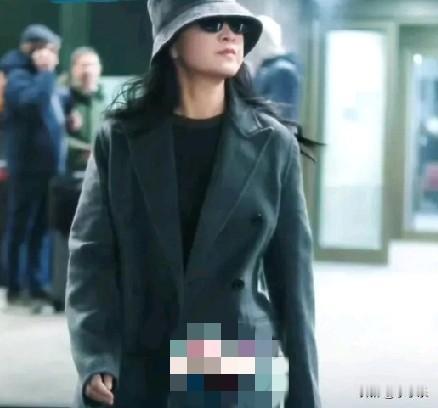 贾玲这状态“杀”疯了！这次出发去米兰，出席2026秋冬米兰男装周，一身灰色大衣搭