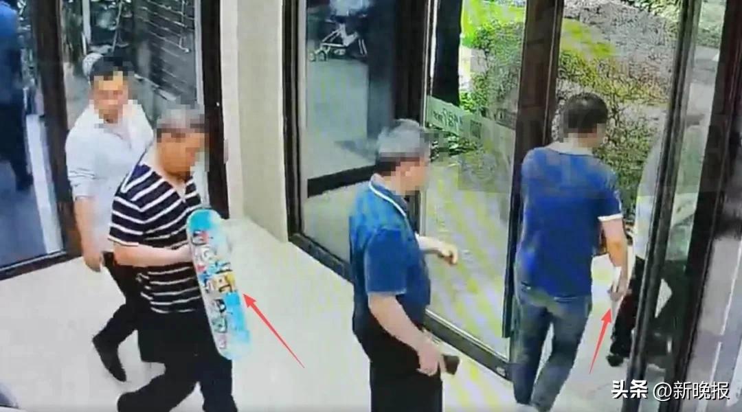四川一小区孩子嬉闹起争执，一方家长被指不予劝阻反而“摇人”持钢管打人，3人被行拘；对方家长称警方处罚