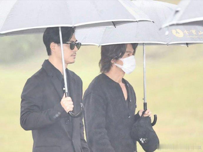 【周渝民搀扶哭红双眼的言承旭】大S纪念仪式播放姐妹情深2月2日，据中新文娱，大S