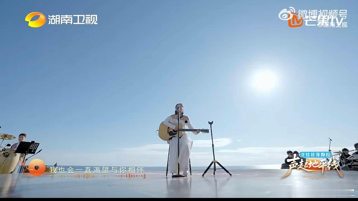 我单恋的时候就这样 循环播放努尔乔尔蓬的《Каалай берем》，温婉歌声里