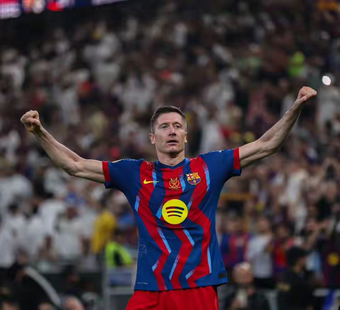 史诗级国家德比巴萨笑到最后！巴萨3-2力克皇马成功卫冕队史第16座西超杯！半场补