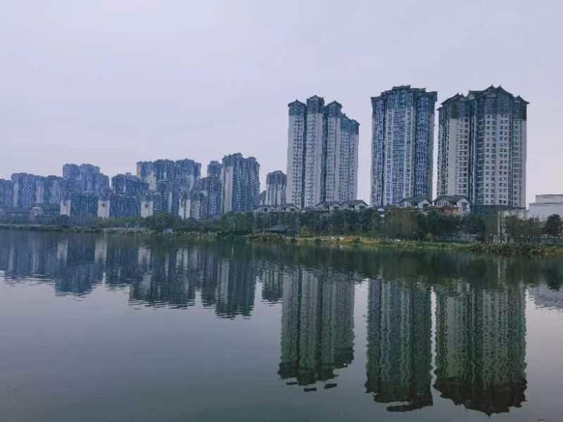 城市里有一个大湖泊，是原来的旧河道改造而成，据说为了开发和改造这个湖泊区域，市区