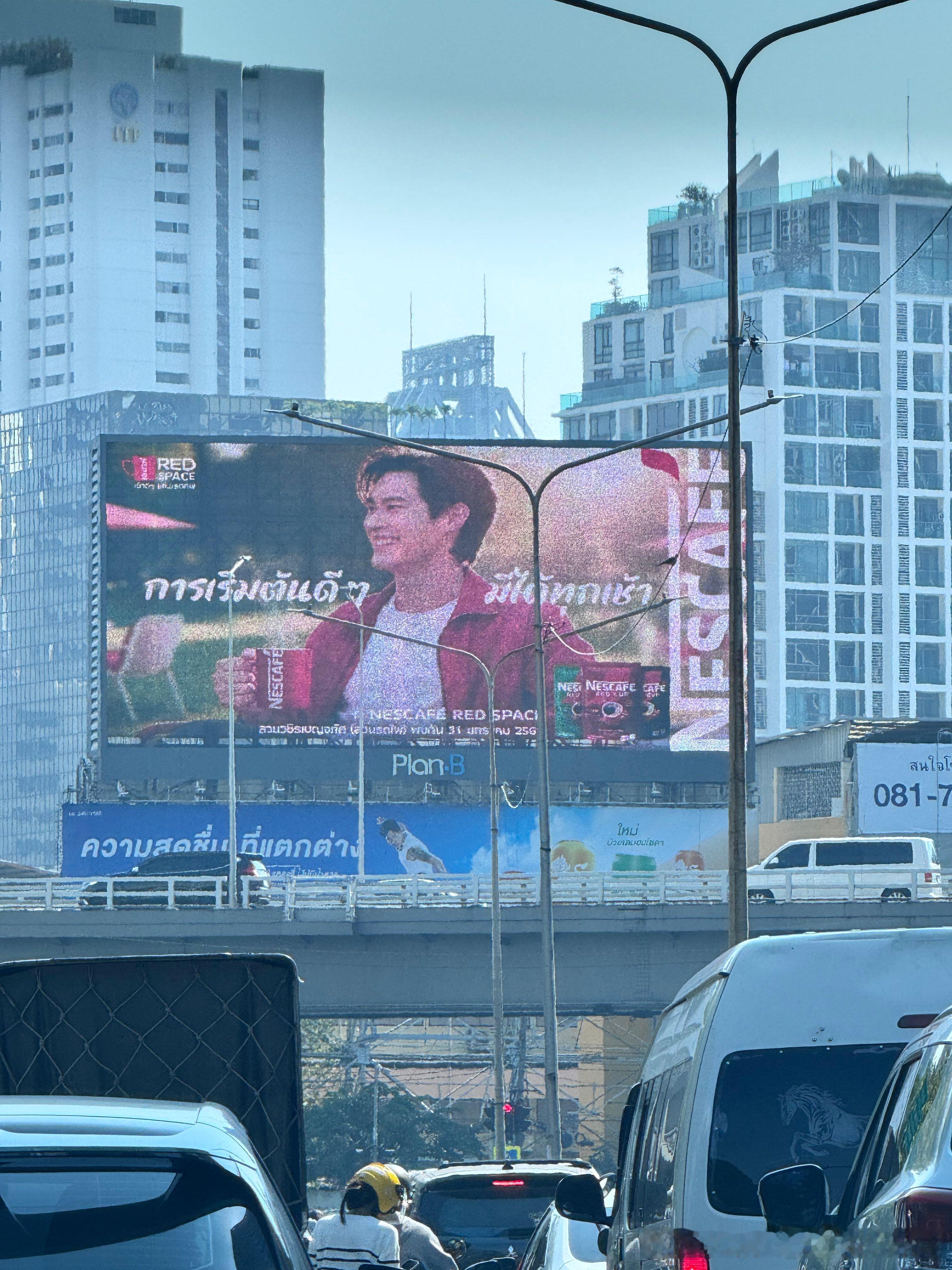 雀巢的线下广告牌落地！！！ 