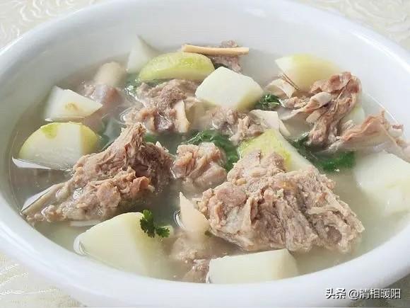 天气慢慢转凉，来一碗热气腾腾的羊肉汤，暖身暖胃，秋天是吃恰玛古羊肉汤的时节，口感