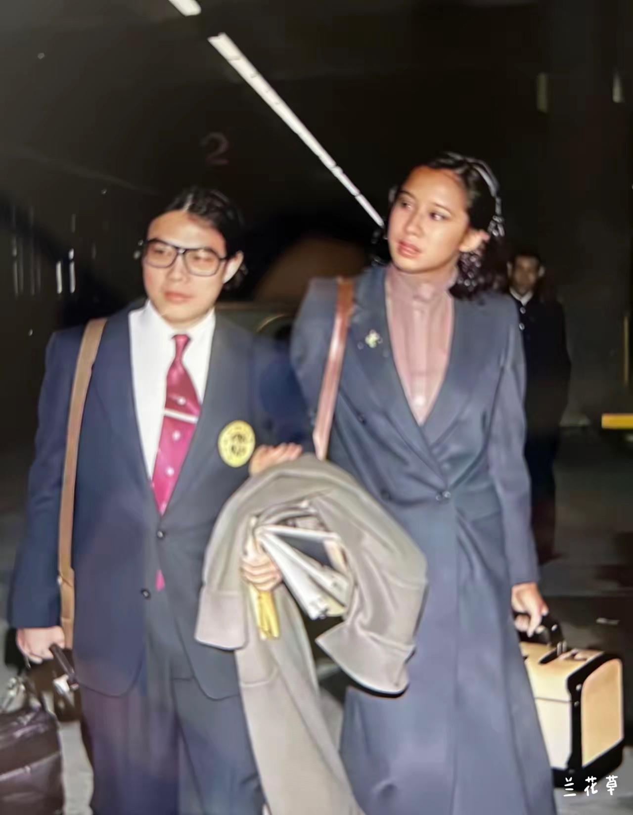 风华正茂的霍老爷子霍震霆和夫人朱玲玲的合影。  
青春永不褪色，记忆永流转。