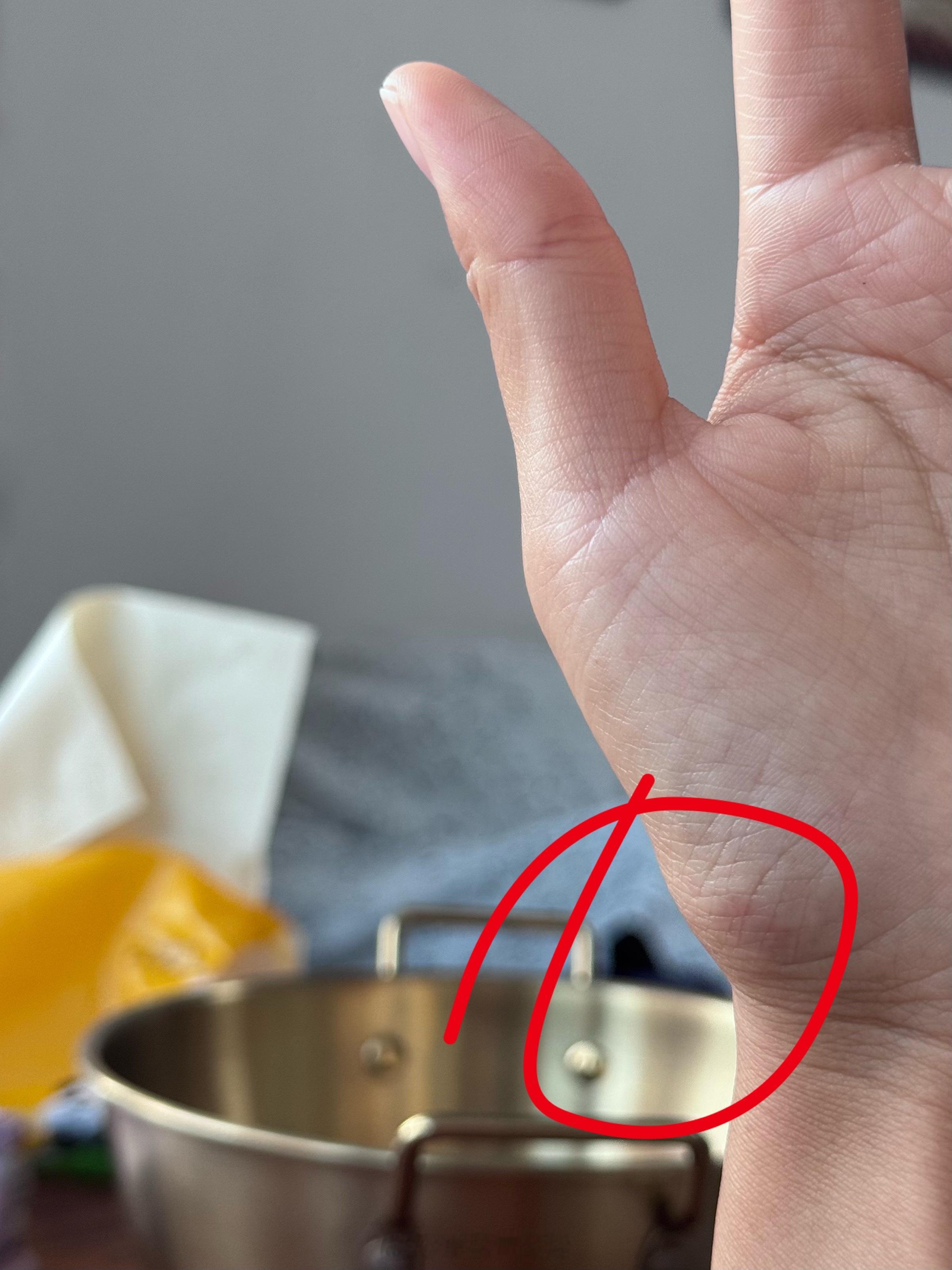 昨天晚上睡的时候空调不制冷了也不知道是为什么，明明前几天才刚加的氟四点多妞妞把我