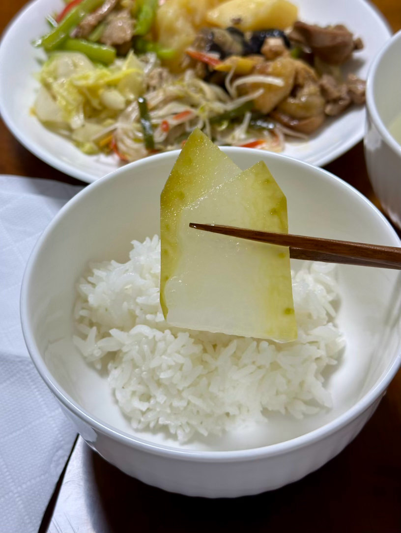 中午有黄焖鸡，米饭让给饭搭子，改吃土豆。 成都