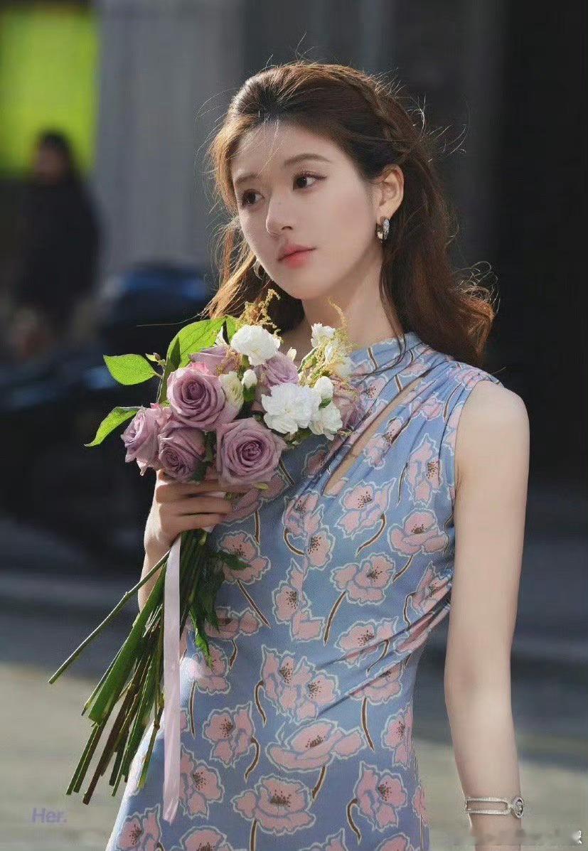 赵露思这妆容还是自己画的，明明可以好看之前非要画那么网红 ​​​