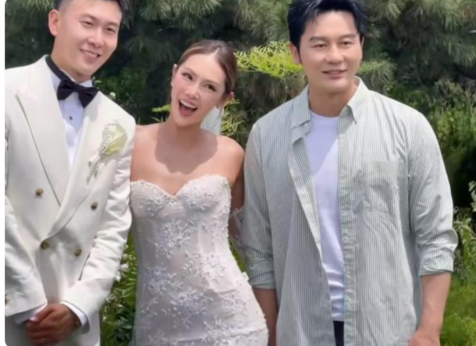 李晨妹妹今日大婚，他放下手头工作，连夜赶赶赴婚礼现场，他穿着绿色衬衣，打扮得很清