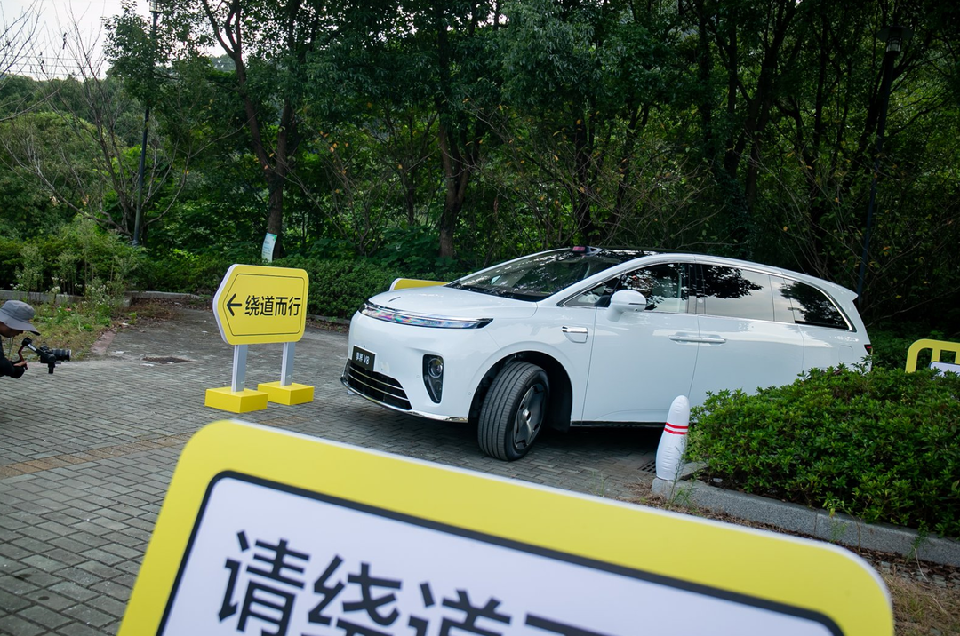 国产MPV革新重塑家庭用车观念，技术安全加速家用MPV进入新赛道丨新经济观察