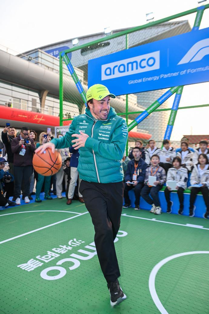 阿隆索和杨鸣打篮球 没想到能看到F1车手阿隆索和篮球名宿杨鸣同框打篮球，这跨界组