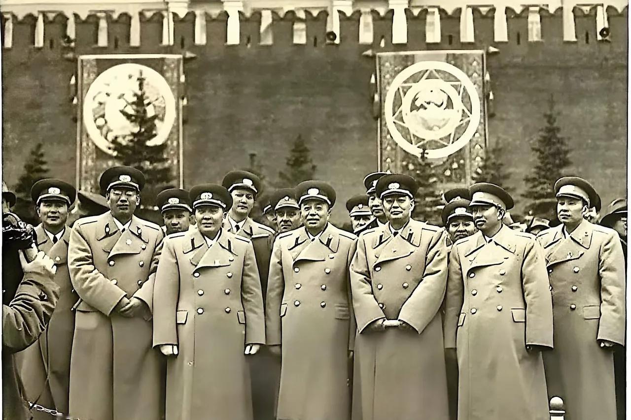 1957年，中共将帅赴莫斯科参加苏联十月革命40周年活动纪念留影。照片中有彭德怀