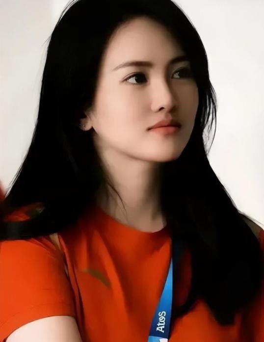 1995年，奥运冠军陈若琳被亲生父母抛弃，被舅舅养大，当她斩获22个世界冠军后，