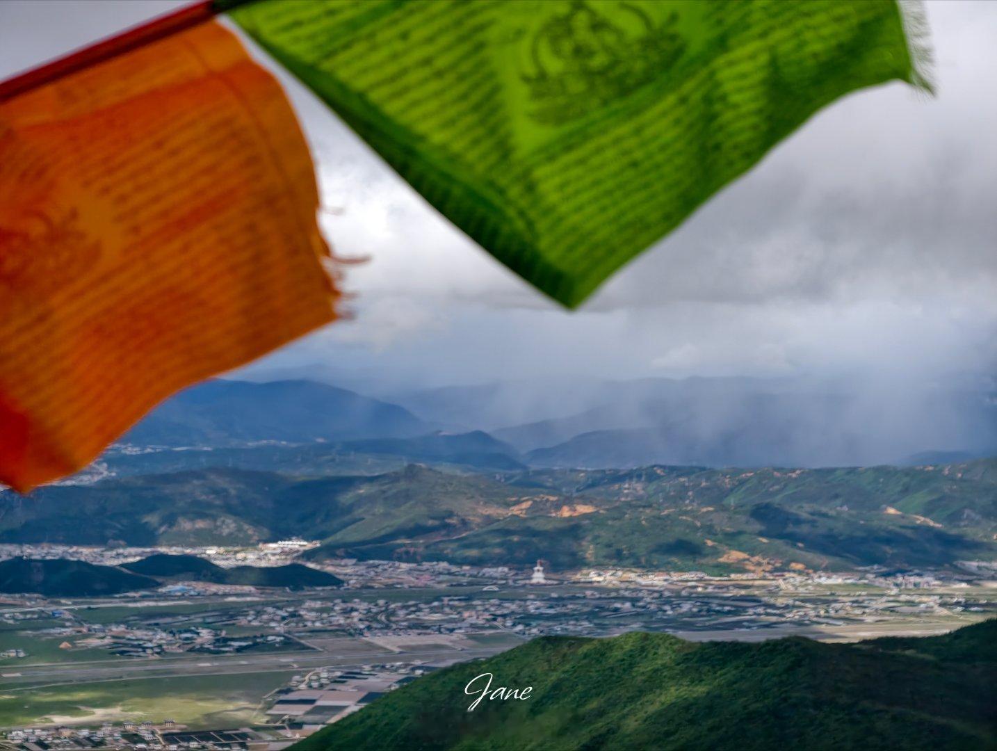 山林静默，花朵不语，却教会我们简单与坦荡。 香格里拉·石卡雪山