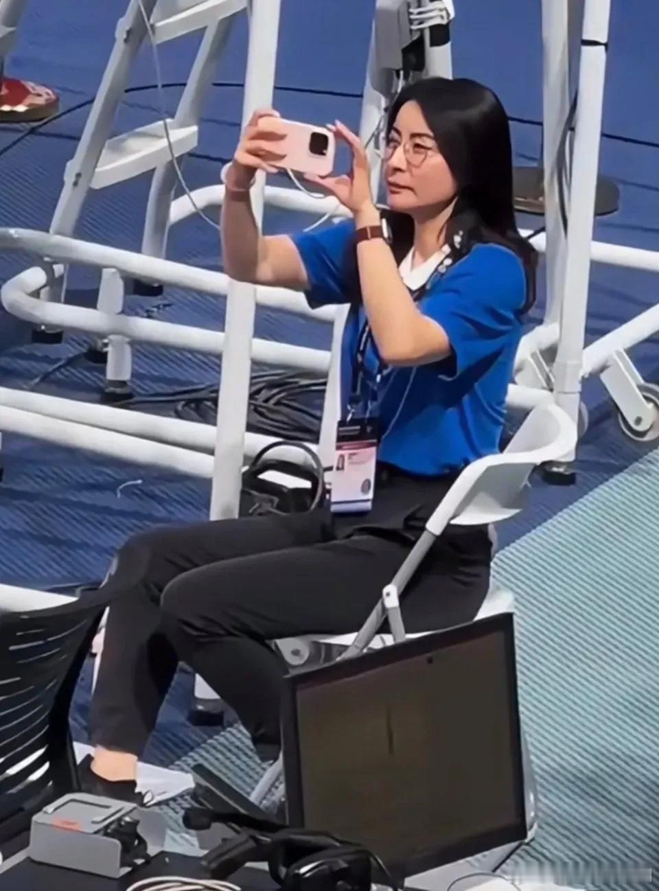 郭晶晶这趟巴黎之行真的好忙，不仅仅是当跳水裁判，还要和粉丝拍各种合照，到处挥手打