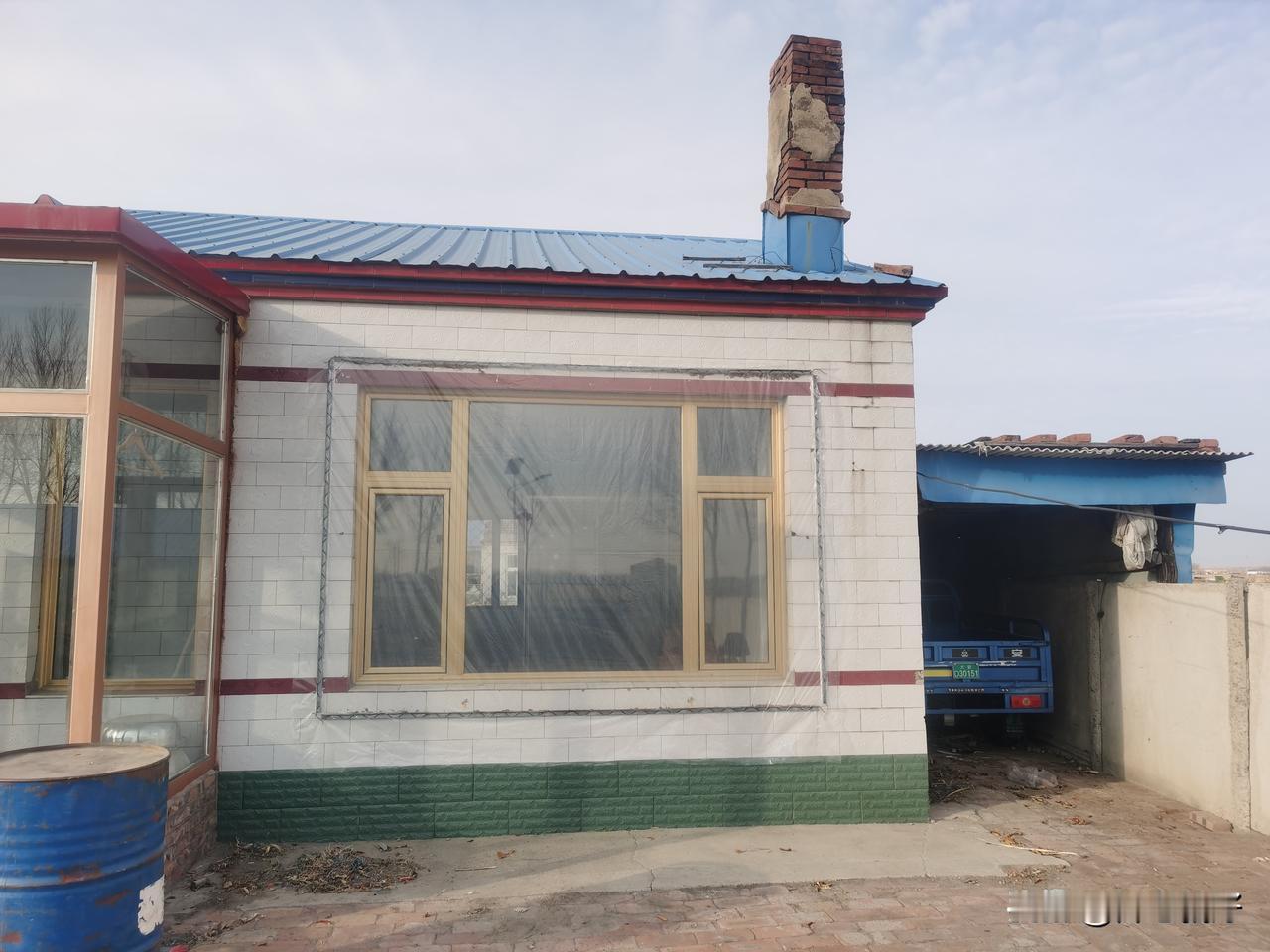 冬日在我们家这都会给窗子上贴上一层塑料膜。为的是保暖。这样风就不会直接吹在窗上通