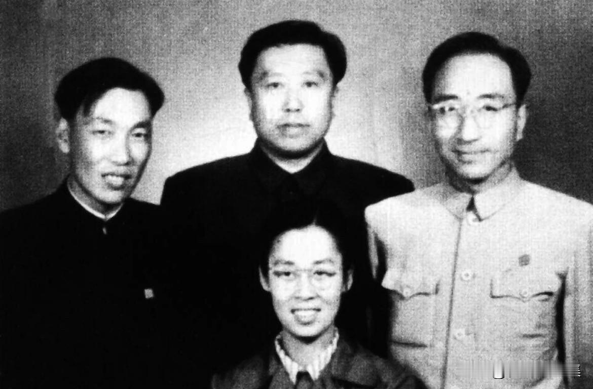 1954年，安波与音乐家马可（右）、李劫夫（后排中）、瞿希贤（前）合影。其中马可