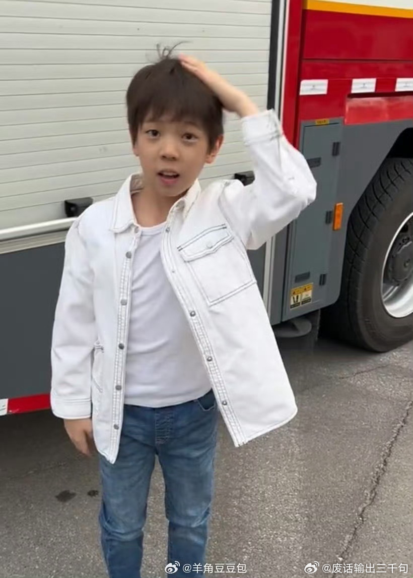 嗯哼快和霍思燕一样高了印象最深的就是给妈妈买咖啡妈妈要凉的他买的热的 霍思燕也没